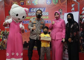 Kapolres Bartim dan Ketua Bhayangkari Beri Motivasi Sebelum Vaksin