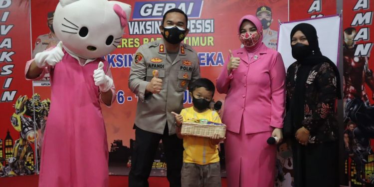 Kapolres Bartim dan Ketua Bhayangkari Beri Motivasi Sebelum Vaksin