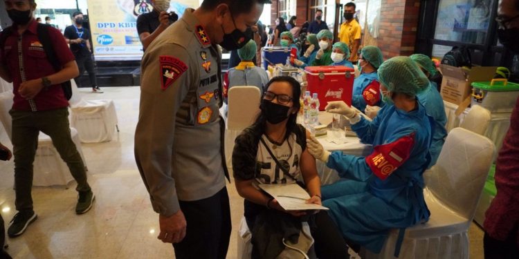 Kapolda Bali Tinjau pelaksanaan Vaksinasi Booster