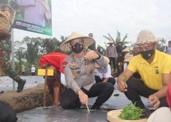 Resmikan Program Polisi Bersemi dan Launching Program Warung Men Sampik, Kapolda Bali : “Jaga Pertanian Bali”