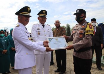 Bupati Pringsewu berikan penghargaan kepada personel kepolisian Bripka Andika