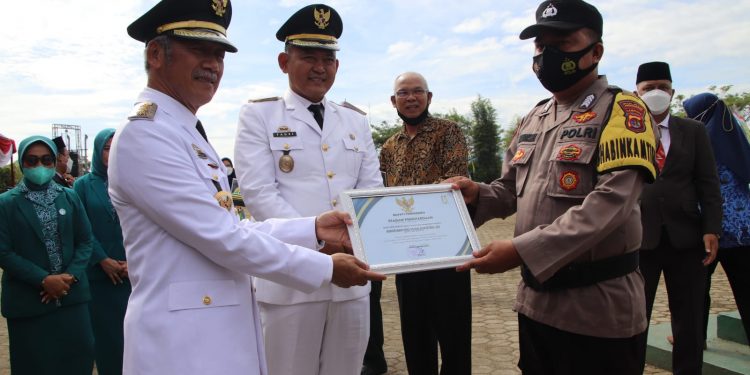 Bupati Pringsewu berikan penghargaan kepada personel kepolisian Bripka Andika