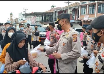 Kapolres Muratara dan Bhayangkari Bagi-bagi Takjil