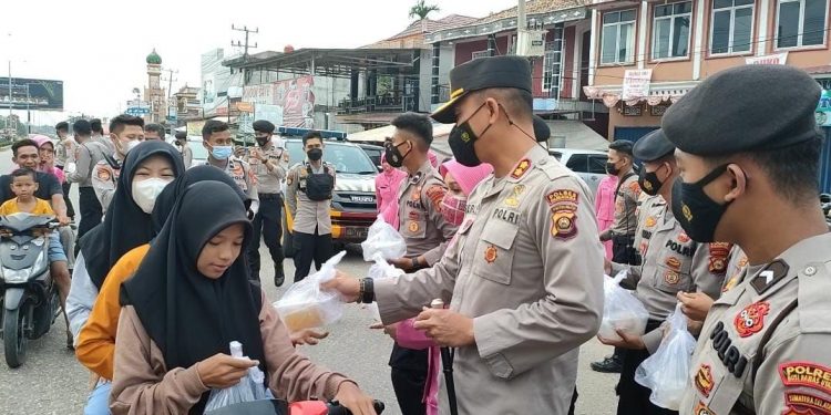 Kapolres Muratara dan Bhayangkari Bagi-bagi Takjil