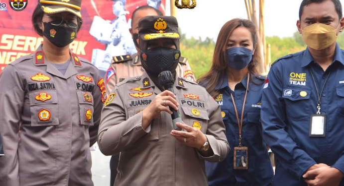 Polri Bagikan Ribuan Paket Sembako Rayakan HUT Bhayangkara 76