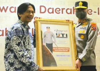 Kapolda Sumbar Mendapat Penghargaan dari IJTI sebagai Tokoh Inspiratif