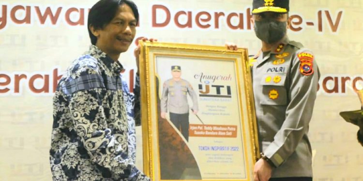 Kapolda Sumbar Mendapat Penghargaan dari IJTI sebagai Tokoh Inspiratif