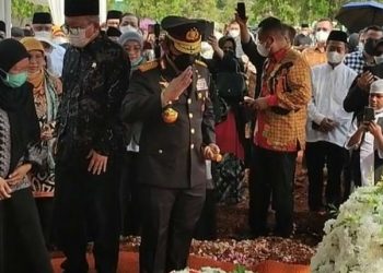 Kapolri Beri Penghormatan Terakhir Di Pemakaman Azyumardi Azra 2