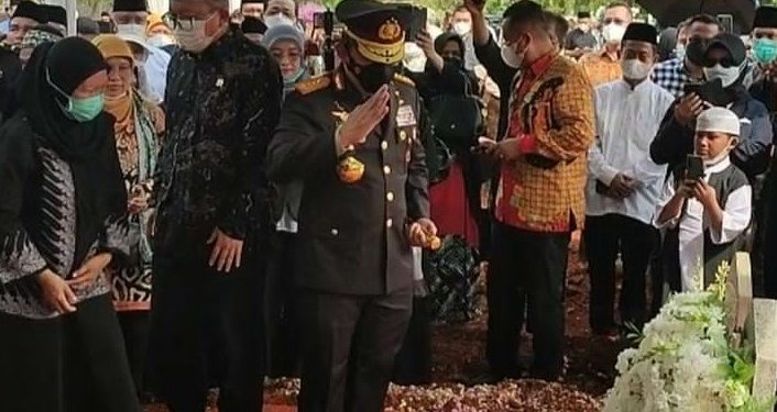 Kapolri Beri Penghormatan Terakhir Di Pemakaman Azyumardi Azra 2