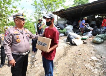 Korlantas Polri Bantu Warga di TPST Piyungan Bantul dalam HUT Bhayangkara Lantas ke-67