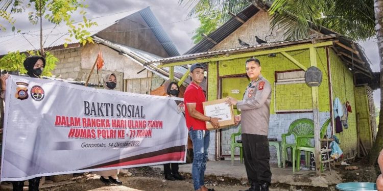 HUT Ke-71 Humas Polri, Polda Gorontalo Bagikan Sembako Kepada Masyarakat