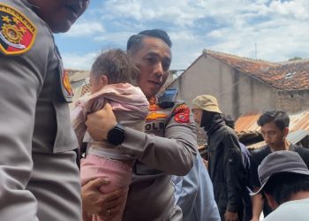 Kapolres Cianjur Mengevakuasi Korban Gempa di Cianjur