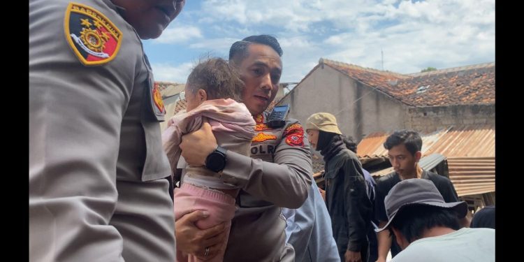 Kapolres Cianjur Mengevakuasi Korban Gempa di Cianjur