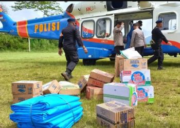 Polri Gunakan Helikopter Salurkan Bantuan Korban Gempa di Daerah Terisolir