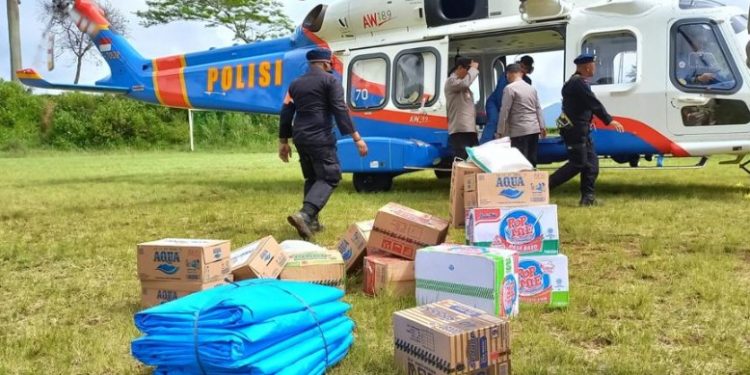 Polri Gunakan Helikopter Salurkan Bantuan Korban Gempa di Daerah Terisolir