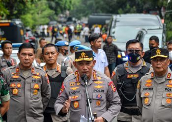 Kapolri Jenderal Pol Listyo Sigit Prabowo (tengah) bersama Kapolda Jabar Irjen Pol Suntana (kanan) memberikan keterangan kepada awak media di tempat kejadian perkara dugaan bom bunuh diri di Astanaanyar, Bandung, Jawa Barat, Rabu (7/12/2022).