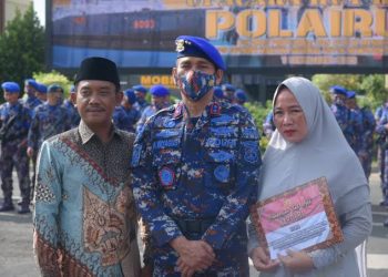 Kapolri Beri Tali Asih ke Keluarga Brimob yang Gugur di Papua