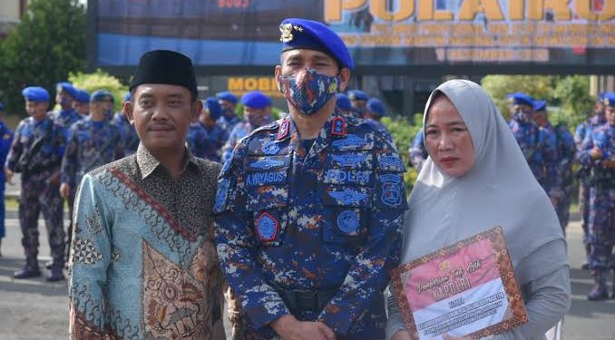 Kapolri Beri Tali Asih ke Keluarga Brimob yang Gugur di Papua