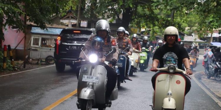 Sambil Naik Vespa Kapolres Sukabumi Gelar Bakti Sosial dengan Nelayan