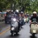 Sambil Naik Vespa Kapolres Sukabumi Gelar Bakti Sosial dengan Nelayan