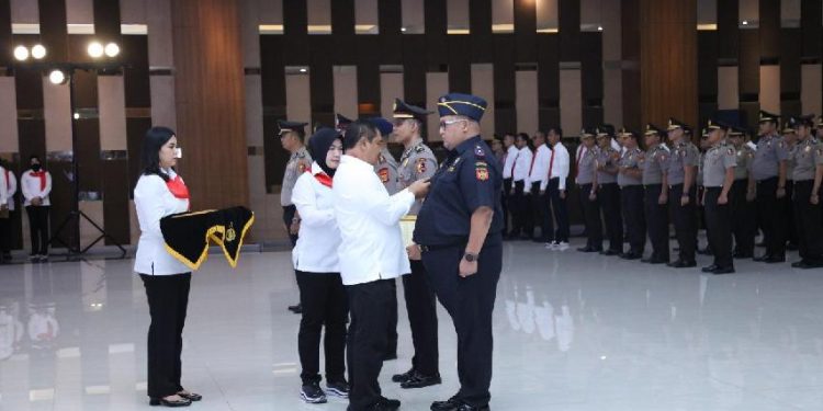 Kabareskrim Polri Komjen Agus Andrianto memberikan penghargaan kepada 154 personel