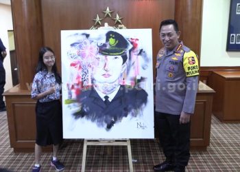 Razqa Nayla Remaja Tunarungu Berikan Lukisan Kepada Kapolri