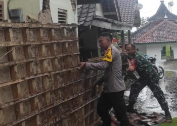 Bhabinkamtibmas Polres Ciamis Bantu Evakuasi Rumah Warga yang Rusak Karena Angin Puting Kencang