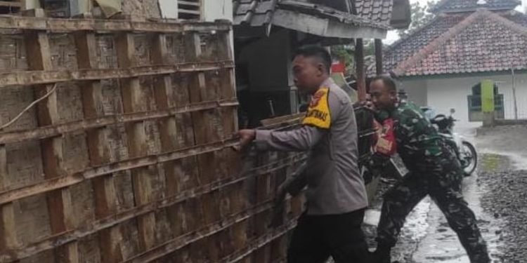 Bhabinkamtibmas Polres Ciamis Bantu Evakuasi Rumah Warga yang Rusak Karena Angin Puting Kencang