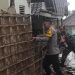 Bhabinkamtibmas Polres Ciamis Bantu Evakuasi Rumah Warga yang Rusak Karena Angin Puting Kencang
