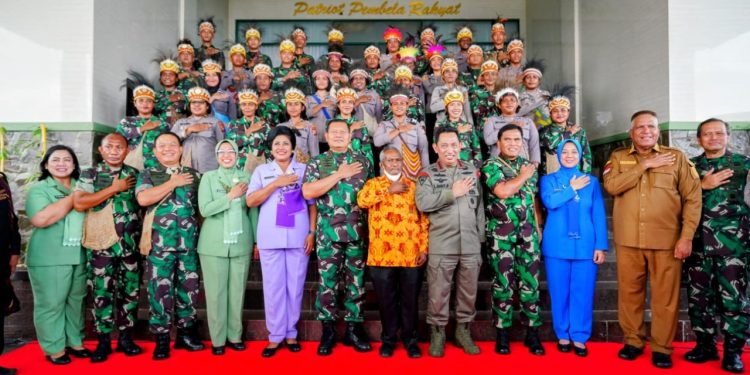 Silahturahmi dengan Warga Papua Barat, Kapolri TNI-Polri Kawal Program Pemerintah di Papua Barat