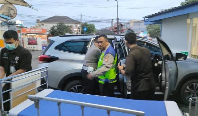 Polisi Karawang Evakuasi Penumpang Bus Pingsan di Tol Jakarta-Cikampek