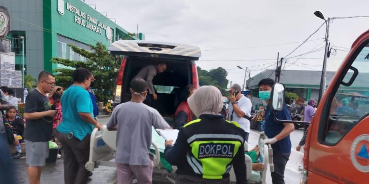 Heroik! Polri Gerak Cepat Evakuasi Korban Gempa di Papua