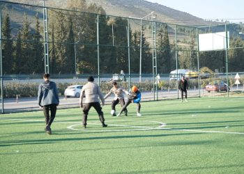 polri bermain bola dengan pengungsi gempa turki
