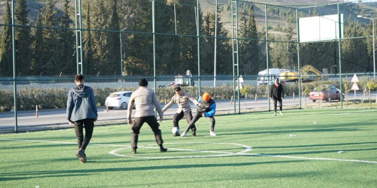 polri bermain bola dengan pengungsi gempa turki