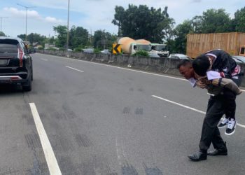 Aksi Heroik AKBP Ojo Ruslani Gendong Korban Kecelakaan Di Jalan Tol