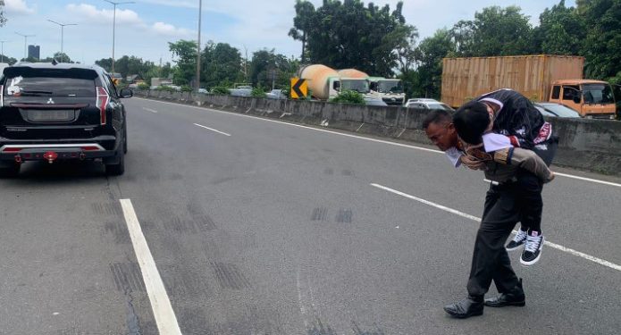 Aksi Heroik AKBP Ojo Ruslani Gendong Korban Kecelakaan Di Jalan Tol