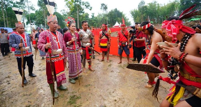 Kapolri Disematkan Gelar Patih Bakula oleh Masyarakat Dayak