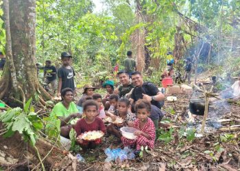 Polri dan Masyarakat Mengolah Pohon Sagu Menjadi Sumber Pangan