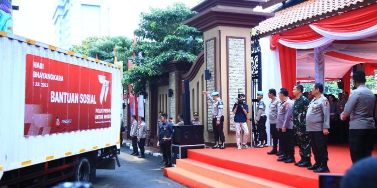 Kapolri Lepas Bantuan Sosial Dalam Rangka Hari Bhayangkara