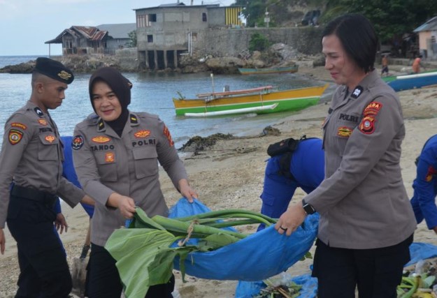 Polda Gorontalo Bersihkan Pesisir Pantai Di Desa Moodelomo