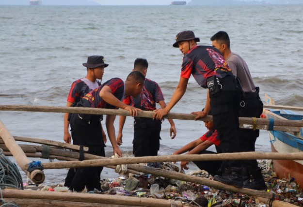 Polda Lampung Bersih-bersih Sampah di Pantai Jalan Ikan Selar Sukaraja