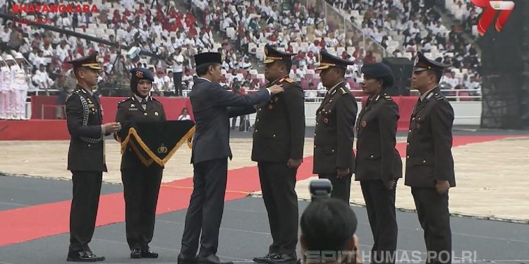 Presiden Jokowi Berikan Penghargaan Bintang Bhayangkara Nararya