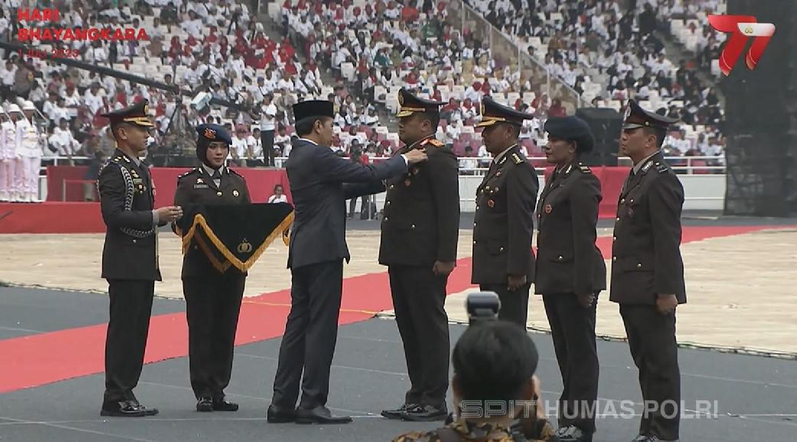 Penghargaan Bintang Bhayangkara Nararya Disematkan Presiden