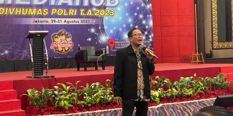 Dr. Ilham Prisgunanto, Dosen PTIK membaca acara pelatihan MediaHUB di Merlynn Park Hotel, Jakarta