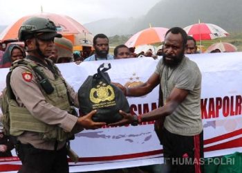 Bantuan Sosial dari Kapolri untuk Masyarakat Terdampak Bencana Alam di Papua Tengah