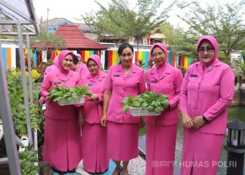 Istri Polisi atau Bhayangkari Daerah Sumatera Selatan kunjungi Taman dan Pekarangan Pangan Lestari (P2L)