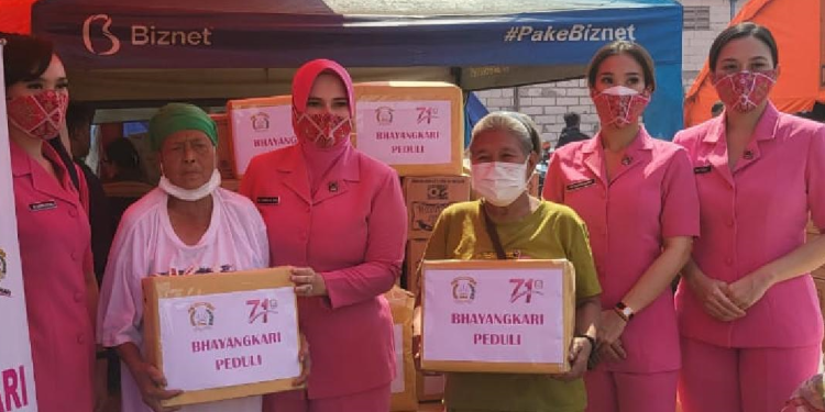 Bhayangkari Polda Metro Jaya Sambangi Lokasi Pengungsian Korban Kebakaran di Penjaringan