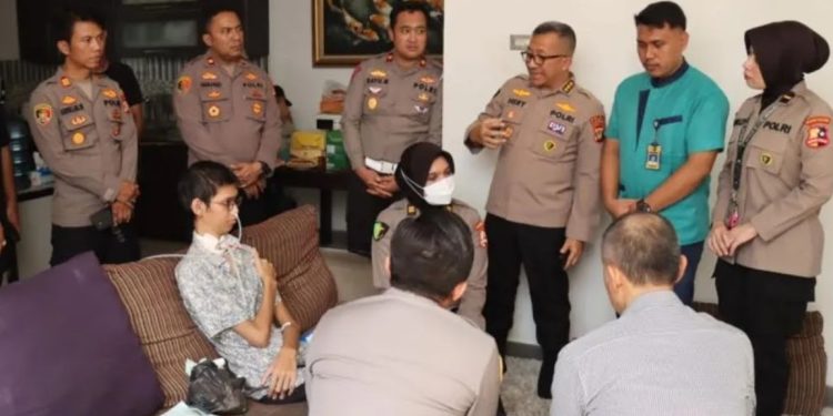 Kapolri Jenderal Listyo Sigit Memberikan Bantuan Pengobatan untuk Korban Kecelakaan Kabel Optik Menjuntai