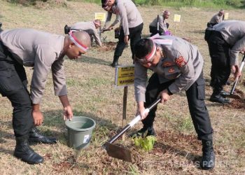 Tanam Pohon Polda Metro Jaya