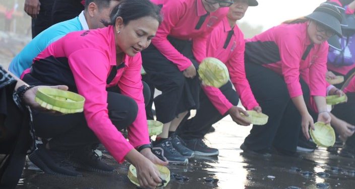 Bhayangkari Polri Lepas Tukik di Pantai Pangkung Tibah Tabanan